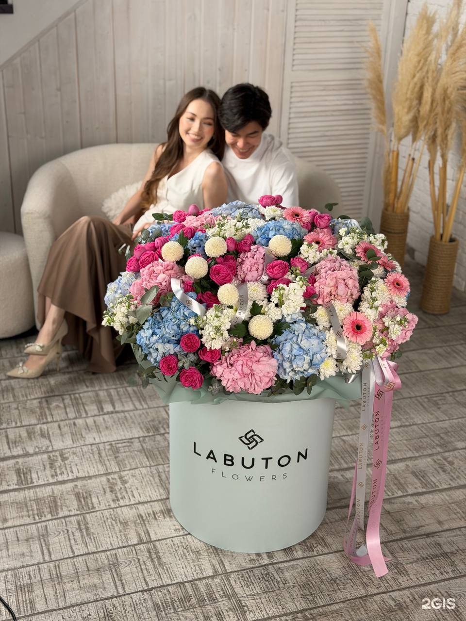 Главное фото LaButon Flowers из 2ГИС — букет в фирменной витрине