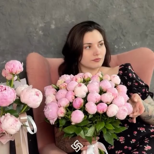 Женщина с нежным светлым букетом LaButon